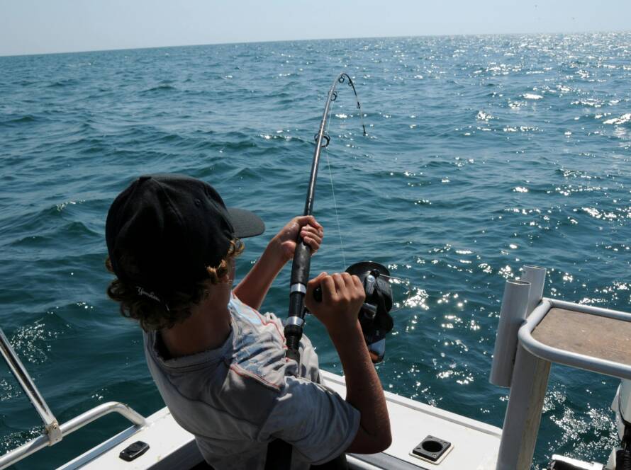 Hombre realizando pesca desde un yate