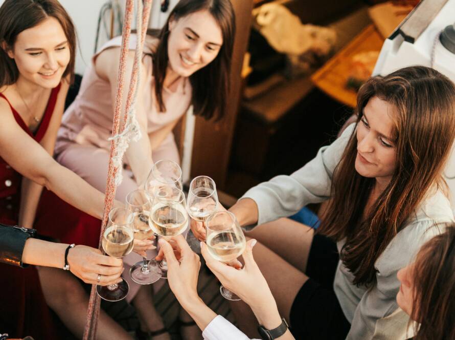 mujeres brindando en barco en una despedida de soltera